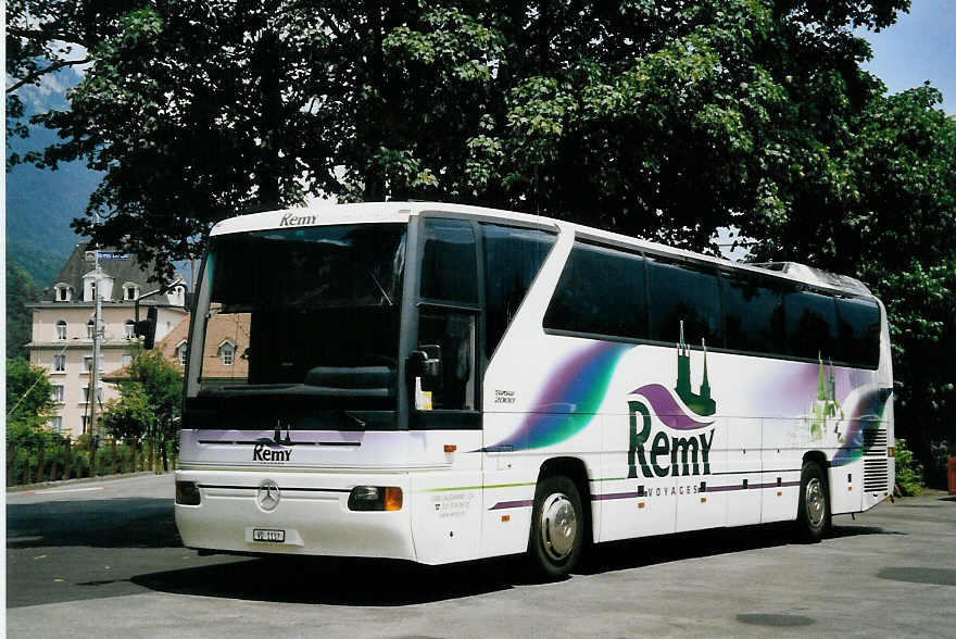 (061'219) - Remy, Lausanne - VD 1137 - Mercedes am 29. Juni 2003 beim Bahnhof Interlaken Ost