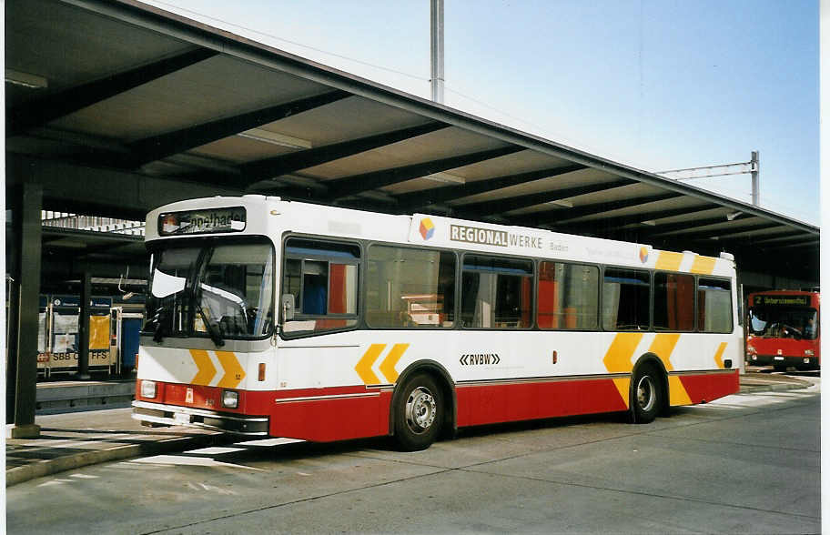 (061'609) - RVBW Wettingen - Nr. 52/AG 228'164 - Volvo/R&J am 19. Juli 2003 beim Bahnhof Baden
