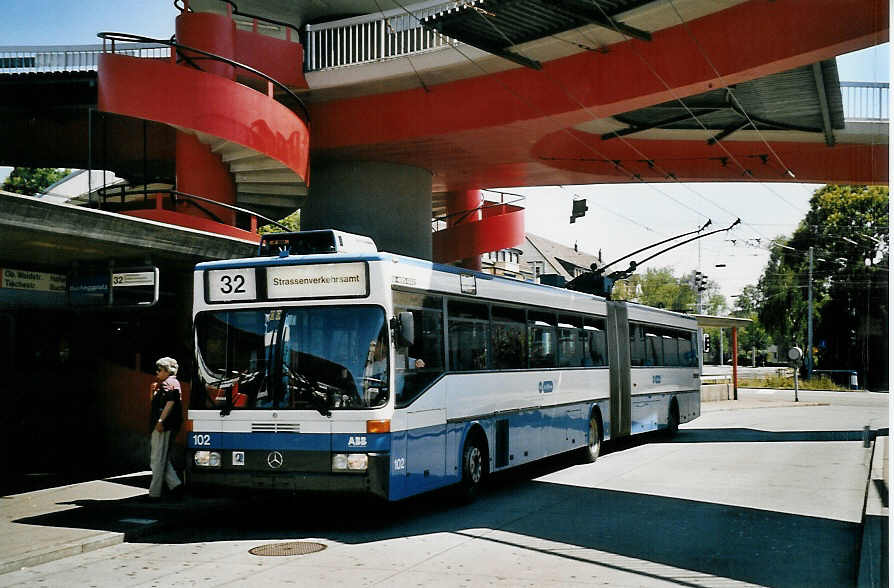 (061'727) - VBZ Zrich - Nr. 102 - Mercedes Gelenktrolleybus am 19. Juli 2003 in Zrich, Bucheggplatz