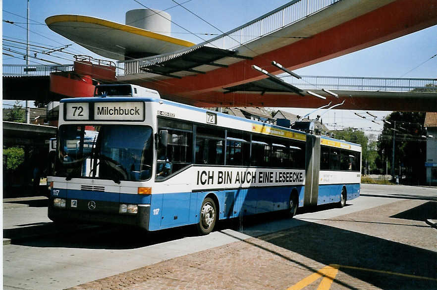 (061'733) - VBZ Zrich - Nr. 117 - Mercedes Gelenktrolleybus am 19. Juli 2003 in Zrich, Bucheggplatz