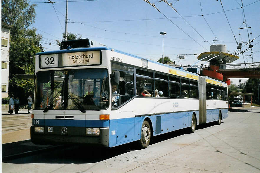(061'734) - VBZ Zrich - Nr. 114 - Mercedes Gelenktrolleybus am 19. Juli 2003 in Zrich, Bucheggplatz