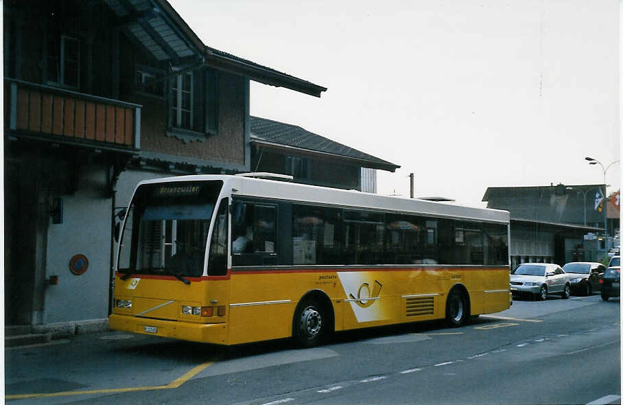 (061'825) - AVBB Schwanden - Nr. 1/BE 123'485 - Volvo/Berkhof am 19. Juli 2003 beim Bahnhof Brienz