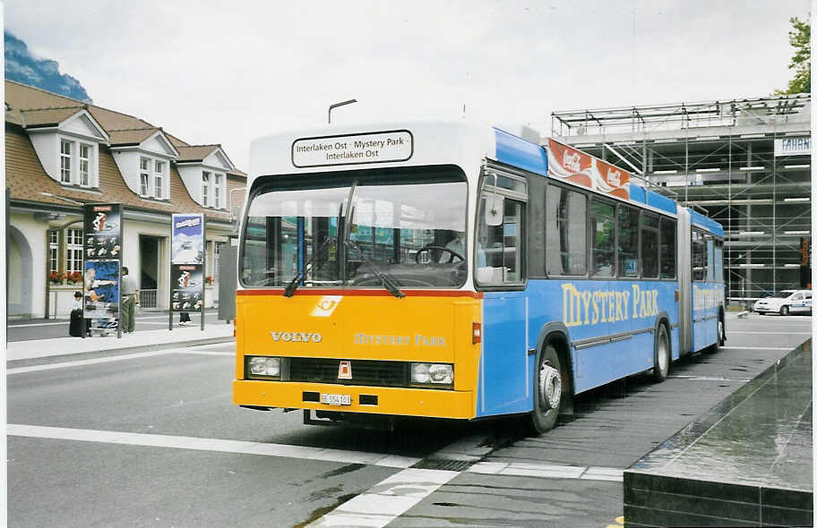 (062'011) - PostAuto Berner Oberland - BE 554'103 - Volvo/R&J (ex VB Biel Nr. 132) am 28. Juli 2003 beim Bahnhof Interlaken Ost