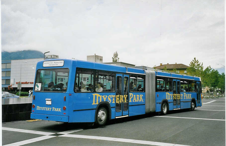 (062'012) - PostAuto Berner Oberland - BE 554'103 - Volvo/R&J (ex VB Biel Nr. 132) am 28. Juli 2003 beim Bahnhof Interlaken Ost
