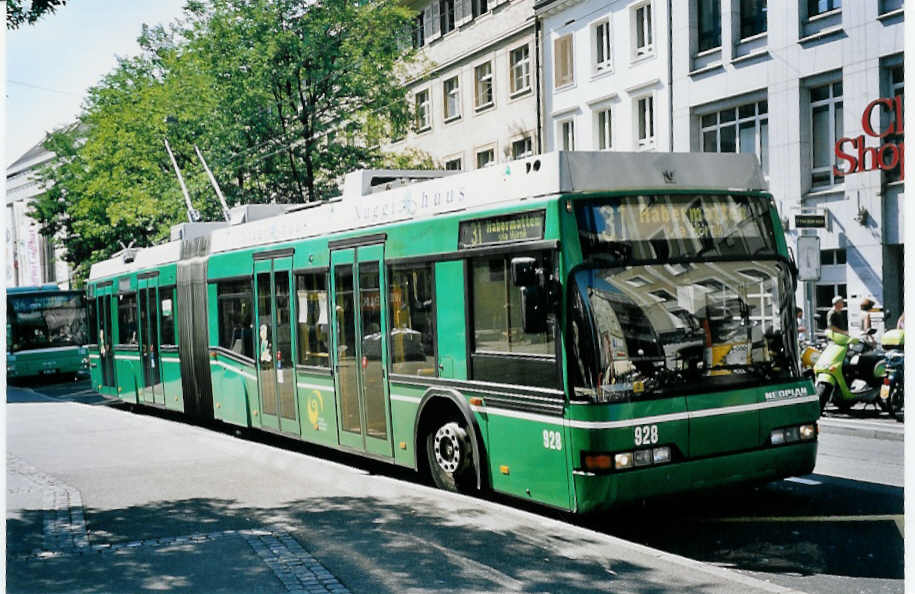 (062'107) - BVB Basel - Nr. 928 - Neoplan Gelenktrolleybus am 29. Juli 2003 in Basel, Claraplatz