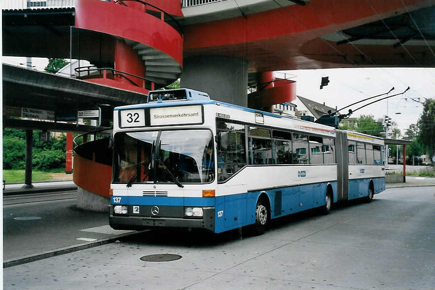 (062'112) - VBZ Zrich - Nr. 137 - Mercedes Gelenktrolleybus am 29. Juli 2003 in Zrich, Bucheggplatz
