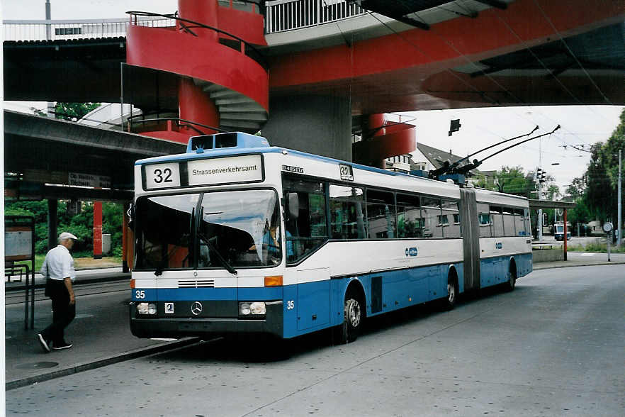 (062'116) - VBZ Zrich - Nr. 35 - Mercedes Gelenktrolleybus am 29. Juli 2003 in Zrich, Bucheggplatz