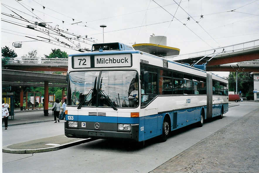 (062'117) - VBZ Zrich - Nr. 133 - Mercedes Gelenktrolleybus am 29. Juli 2003 in Zrich, Bucheggplatz