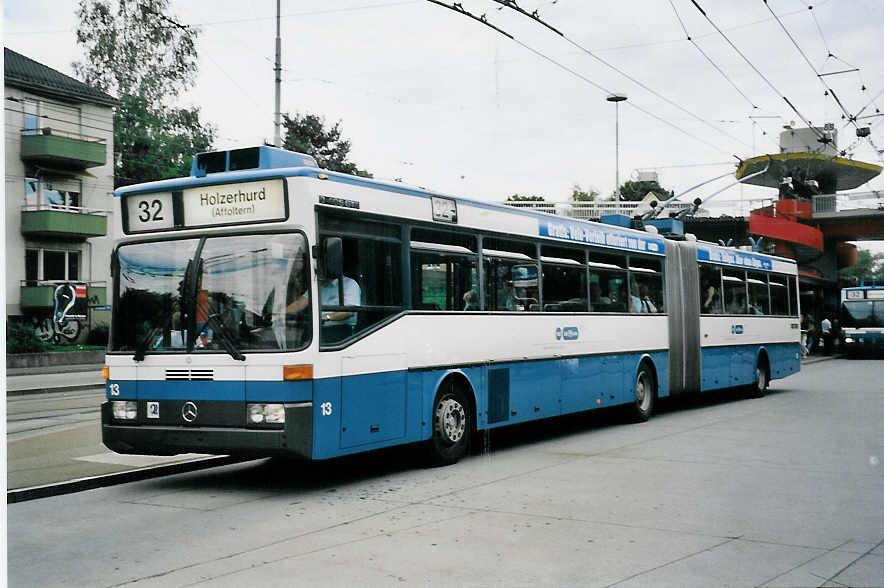 (062'119) - VBZ Zrich - Nr. 13 - Mercedes Gelenktrolleybus am 29. Juli 2003 in Zrich, Bucheggplatz