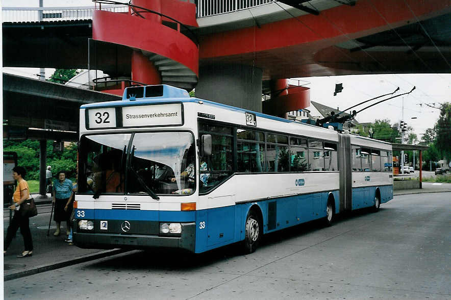(062'120) - VBZ Zrich - Nr. 33 - Mercedes Gelenktrolleybus am 29. Juli 2003 in Zrich, Bucheggplatz