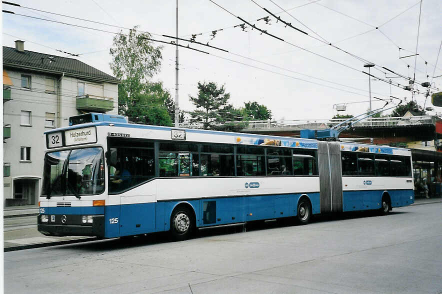 (062'123) - VBZ Zrich - Nr. 125 - Mercedes Gelenktrolleybus am 29. Juli 2003 in Zrich, Bucheggplatz