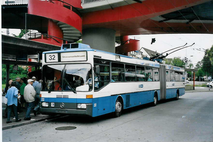 (062'126) - VBZ Zrich - Nr. 22 - Mercedes Gelenktrolleybus am 29. Juli 2003 in Zrich, Bucheggplatz