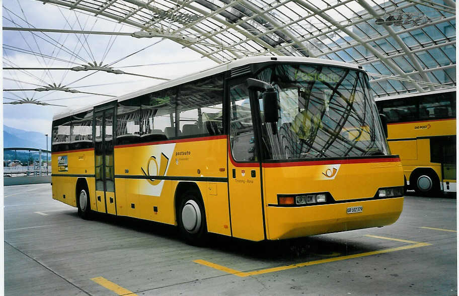 (062'134) - PostAuto Graubnden - GR 102'379 - Neoplan (ex P 25'120) am 29. Juli 2003 in Chur, Postautostation
