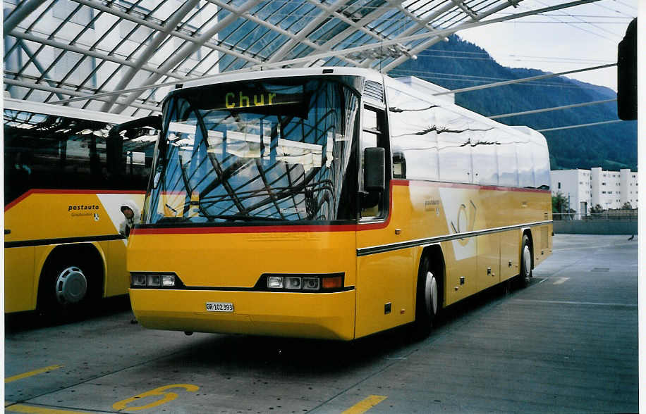 (062'215) - PostAuto Graubnden - GR 102'393 - Neoplan (ex P 25'860) am 29. Juli 2003 in Chur, Postautostation
