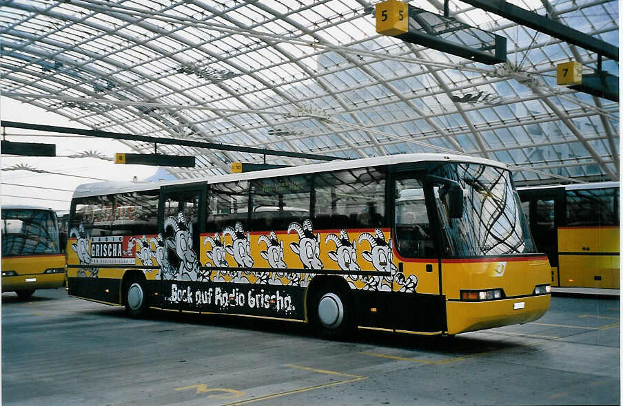 (062'219) - PostAuto Graubnden - GR 102'385 - Neoplan (ex P 25'131) am 29. Juli 2003 in Chur, Postautostation