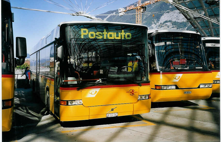 (062'233) - PostAuto Graubnden - GR 102'367 - Volvo/Hess (ex P 25'683) am 30. Juli 2003 in Chur, Postautostation