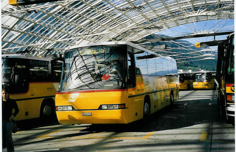 (062'302) - PostAuto Graubnden - GR 102'373 - Neoplan (ex P 25'093) am 30. Juli 2003 in Chur, Postautostation