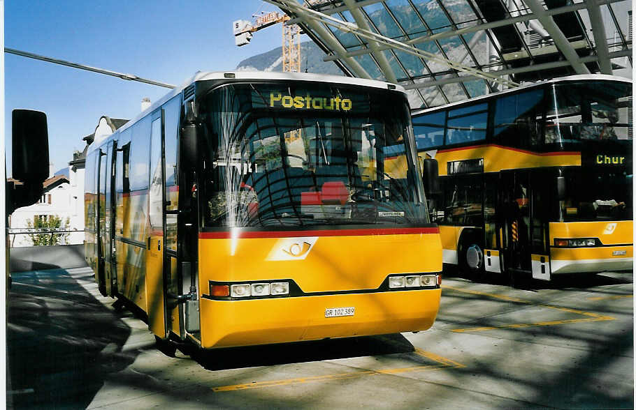 (062'303) - PostAuto Graubnden - GR 102'389 - Neoplan (ex P 25'856) am 30. Juli 2003 in Chur, Postautostation