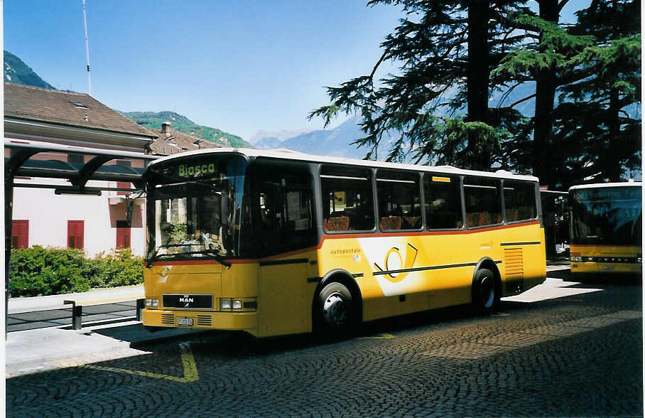 (062'307) - AutoPostale Ticino-Moesano - TI 215'334 - MAN/Lauber (ex P 23'021) am 30. Juli 2003 beim Bahnhof Bellinzona