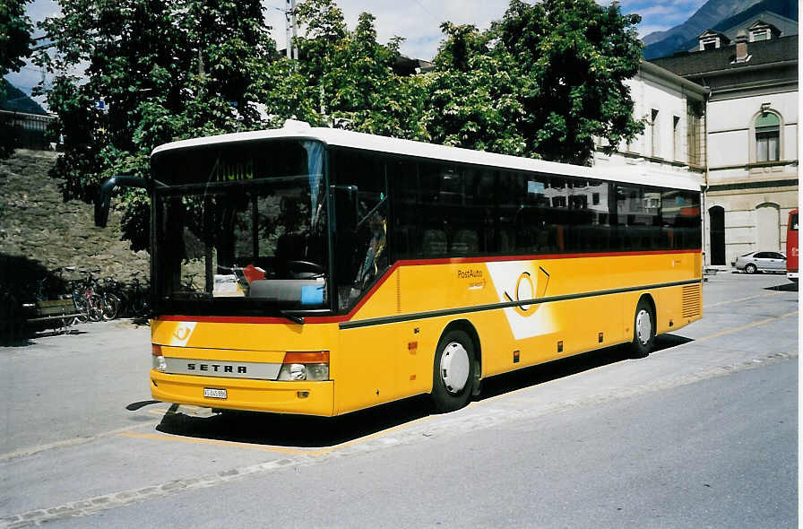 (062'312) - PostAuto Oberwallis - VS 245'886 - Setra am 30. Juli 2003 beim Bahnhof Brig
