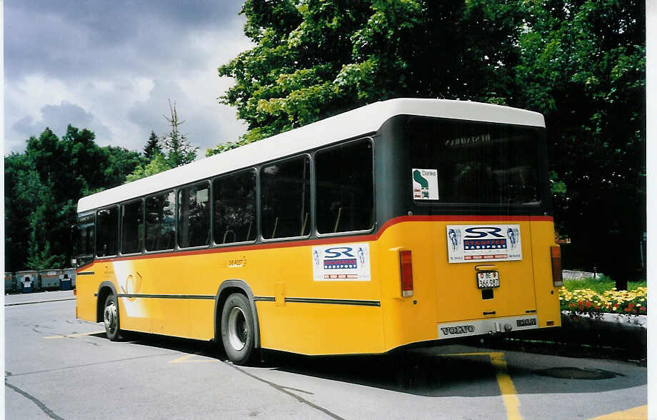 (062'327) - Kbli, Gstaad - BE 366'987 - Volvo/Lauber am 31. Juli 2003 beim Bahnhof Schnried