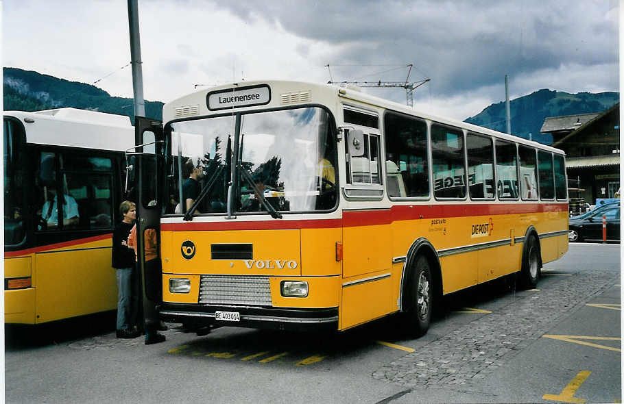 (062'329) - Kbli, Gstaad - BE 403'014 - Volvo/Lauber am 31. Juli 2003 beim Bahnhof Gstaad