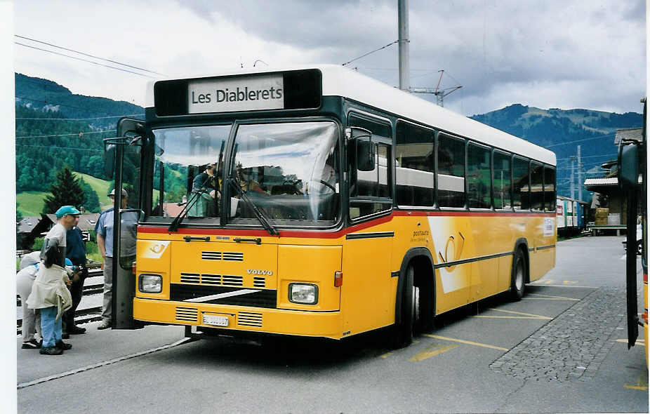 (062'331) - Kbli, Gstaad - BE 366'987 - Volvo/Lauber am 31. Juli 2003 beim Bahnhof Gstaad