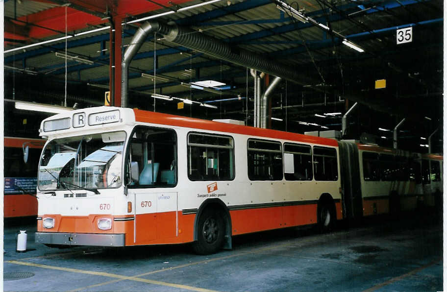 (062'403) - TPG Genve - Nr. 670 - Saurer/Hess Gelenktrolleybus am 4. August 2003 in Genve, Dpt