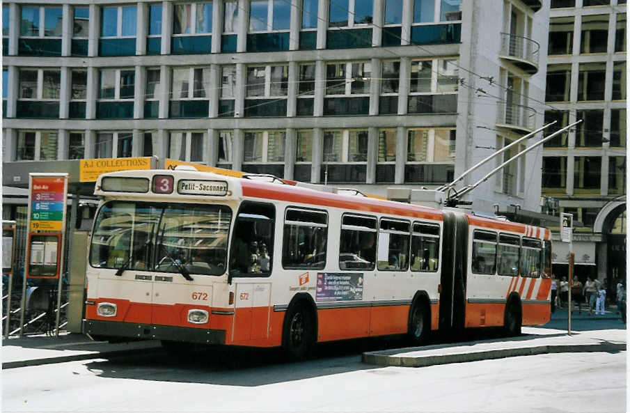 (062'506) - TPG Genve - Nr. 672 - Saurer/Hess Gelenktrolleybus am 4. August 2003 in Genve, Bel-Air