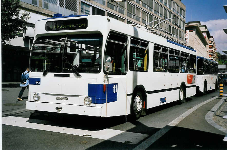 (062'627) - TL Lausanne - Nr. 757 - NAW/Lauber Trolleybus am 4. August 2003 beim Bahnhof Lausanne