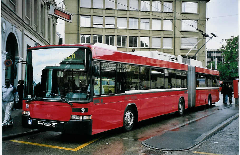 (063'128) - Bernmobil, Bern - Nr. 9 - NAW/Hess Gelenktrolleybus am 30. August 2003 beim Bahnhof Bern