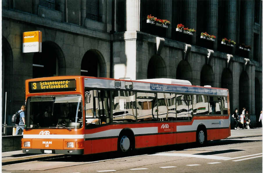 (063'219) - AAR bus+bahn, Aarau - Nr. 150/AG 7750 - MAN am 3. September 2003 beim Bahnhof Aarau