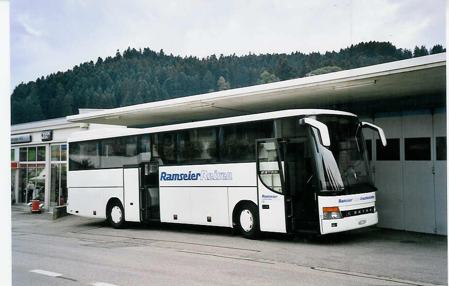 (063'337) - Ramseier, Grosshchstetten - BE 93'980 - Setra am 7. September 2003 in Grosshchstetten, Garage