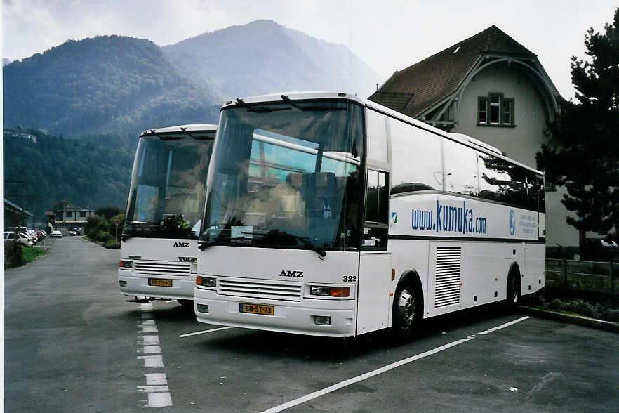 (063'512) - Aus Holland: AMZ Borssele - Nr. 322/BB-ST-73 - Volvo/Berkhof am 22. September 2003 beim Bahnhof Interlaken West