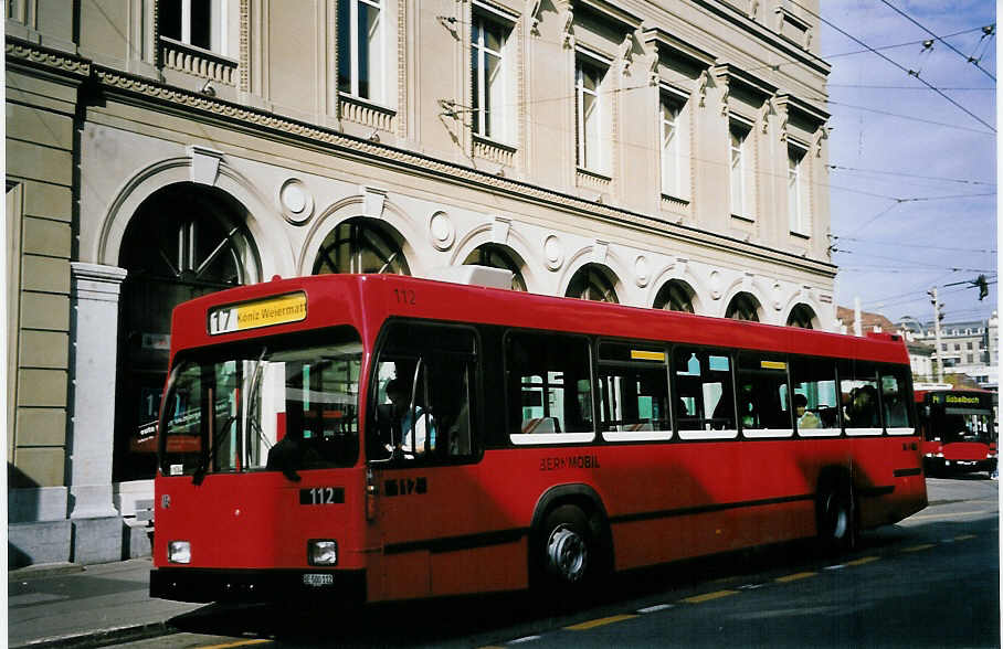(063'607) - Bernmobil, Bern - Nr. 112/BE 500'112 - Volvo/R&J am 27. September 2003 beim Bahnhof Bern