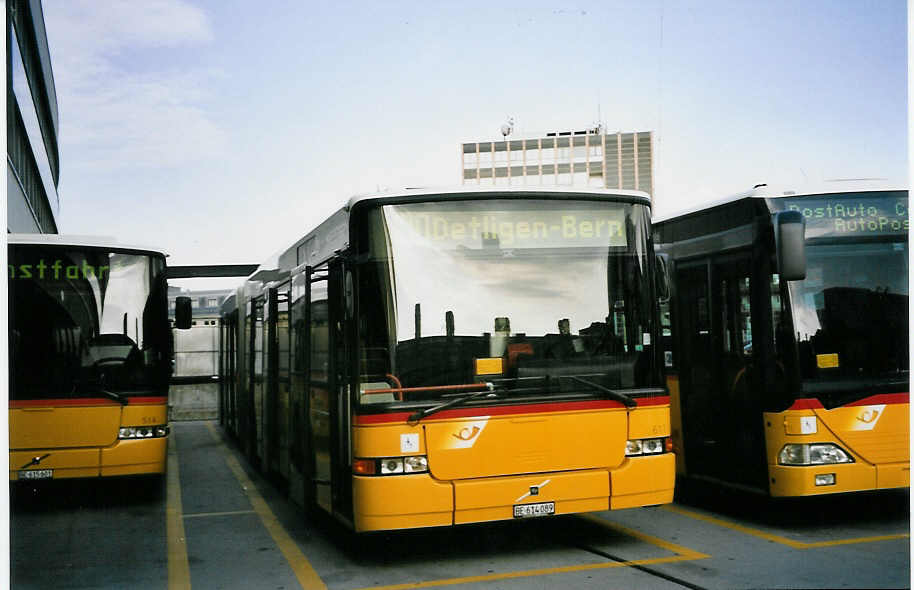 (063'618) - PostAuto Bern-Freiburg-Solothurn - Nr. 611/BE 614'089 - Volvo/Hess (ex P 27'731) am 27. September 2003 in Bern, Postautostation