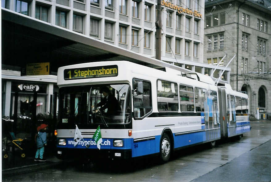 (063'810) - VBSG St. Gallen - Nr. 164 - NAW/Hess Gelenktrolleybus am 9. Oktober 2003 beim Bahnhof St. Gallen