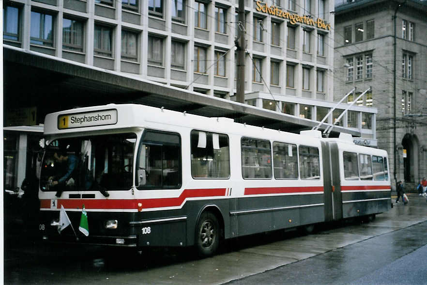 (063'825) - VBSG St. Gallen - Nr. 108 - Saurer/Hess am 9. Oktober 2003 beim Bahnhof St. Gallen