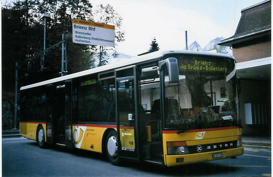 (064'005) - AVBB Schwanden - BE 517'311 - Setra am 11. Oktober 2003 auf dem Brnigpass