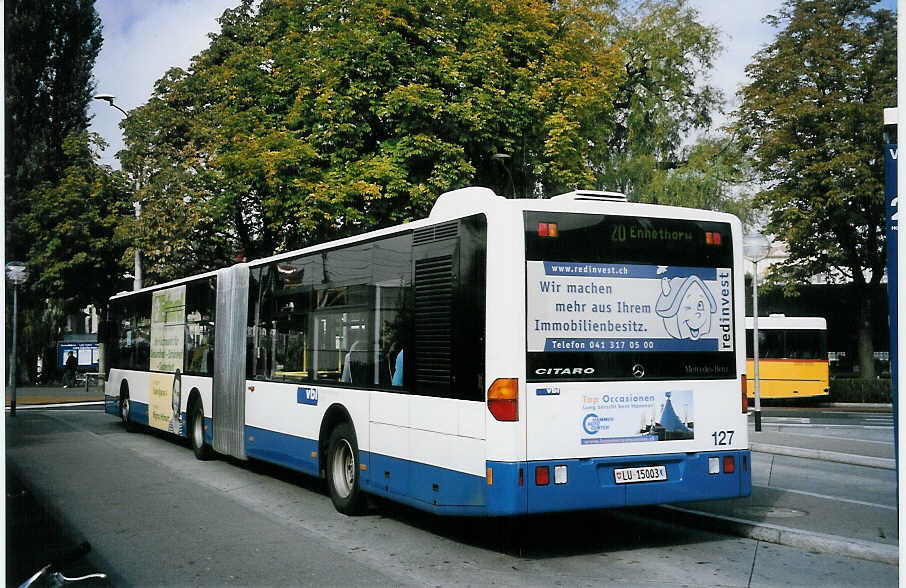 (064'011) - VBL Luzern - Nr. 127/LU 15'003 - Mercedes am 11. Oktober 2003 beim Bahnhof Luzern