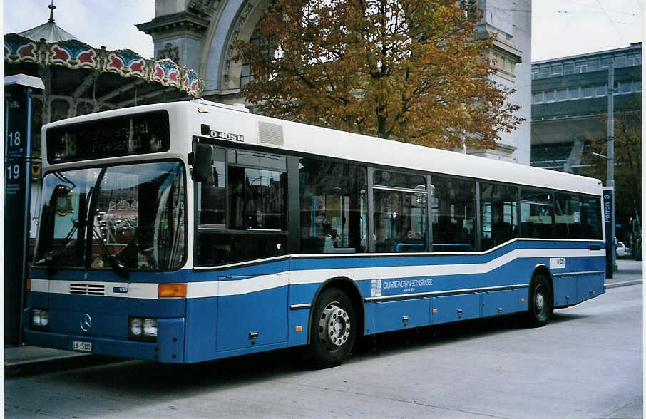 (064'013) - VBL Luzern - Nr. 557/LU 15'101 - Mercedes (ex Gowa, Luzern Nr. 57) am 11. Oktober 2003 beim Bahnhof Luzern