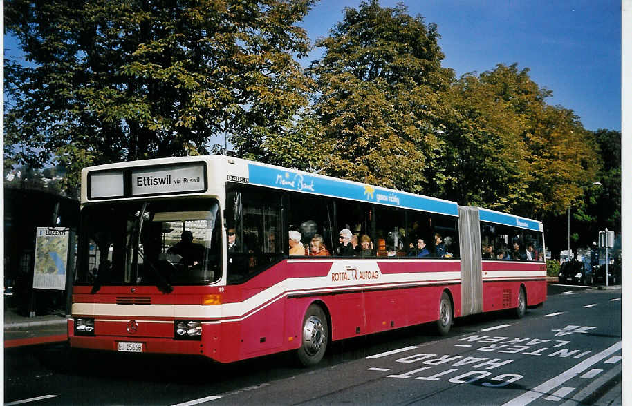 (064'017) - ARAG Ruswil - Nr. 19/LU 15'660 - Mercedes am 11. Oktober 2003 beim Bahnhof Luzern