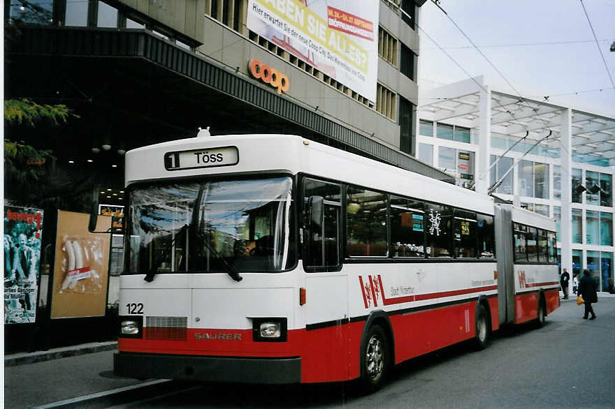 (064'121) - WV Winterthur - Nr. 122 - Saurer/FHS Gelenktrolleybus am 15. Oktober 2003 beim Hauptbahnhof Winterthur