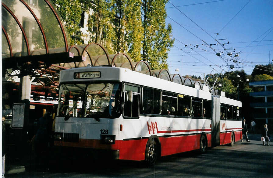 (064'130) - WV Winterthur - Nr. 128 - Saurer/FHS Gelenktrolleybus am 15. Oktober 2003 beim Hauptbahnhof Winterthur