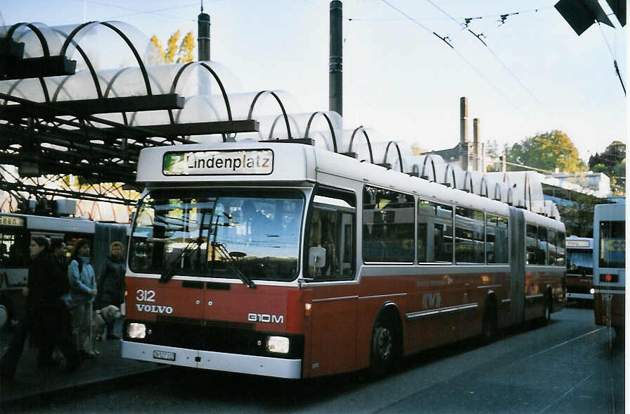 (064'131) - WV Winterthur - Nr. 312/ZH 527'312 - Volvo/Hess am 15. Oktober 2003 beim Hauptbahnhof Winterthur