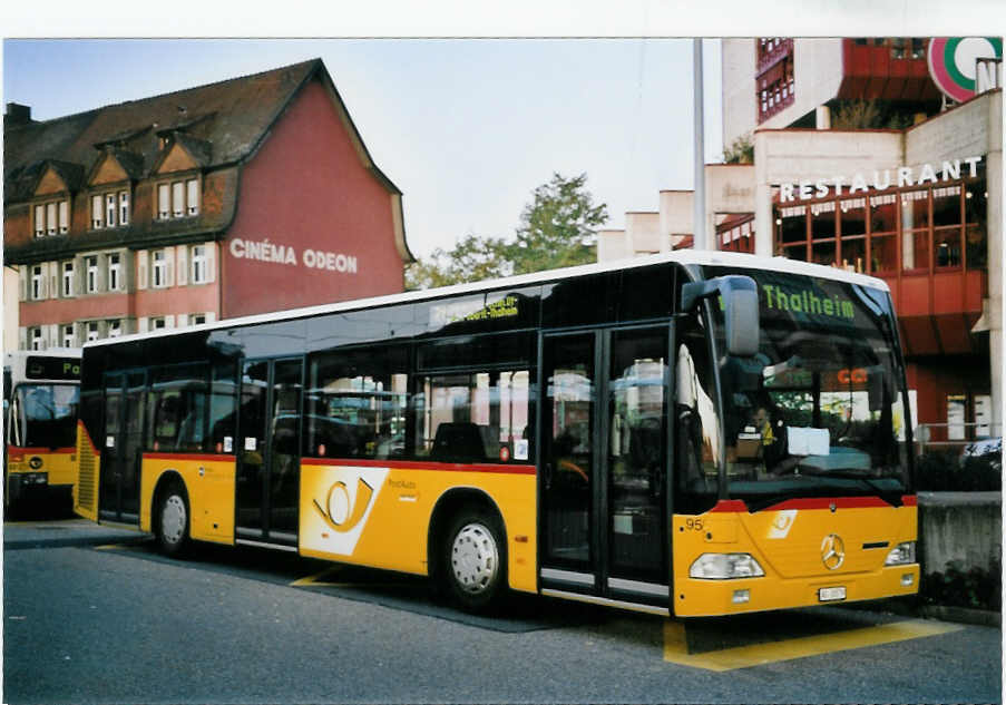 (064'133) - Voegtlin-Meyer, Brugg - Nr. 95/AG 30'579 - Mercedes am 18. Oktober 2003 beim Bahnhof Brugg