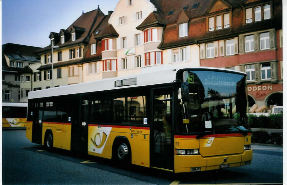 (064'135) - Voegtlin-Meyer, Brugg - Nr. 92/AG 226'155 - Volvo/Hess am 18. Oktober 2003 beim Bahnhof Brugg