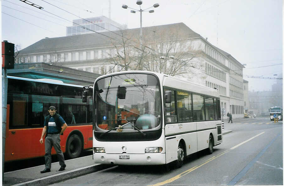 (064'415) - Funi-Car, Biel - Nr. 5/BE 137'705 - Irisbus am 22. November 2003 beim Bahnhof Biel