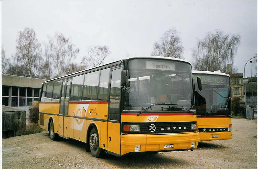 (064'528) - CarPostal Vaud-Fribourg - VD 532'507 - Setra (ex P 25'012) am 29. November 2003 in Yverdon, Garage