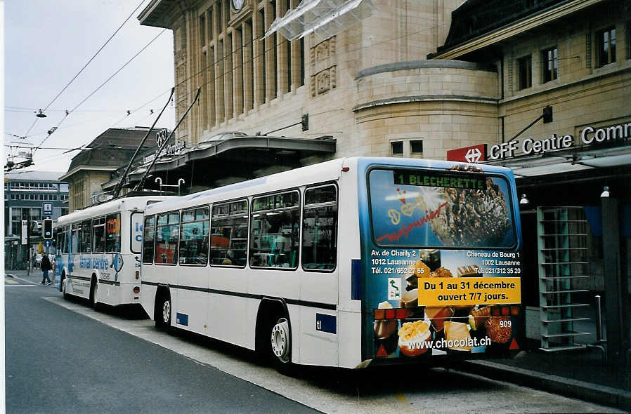 (064'607) - TL Lausanne - Nr. 909 - Lanz+Marti/Hess Personenanhnger am 29. November 2003 beim Bahnhof Lausanne